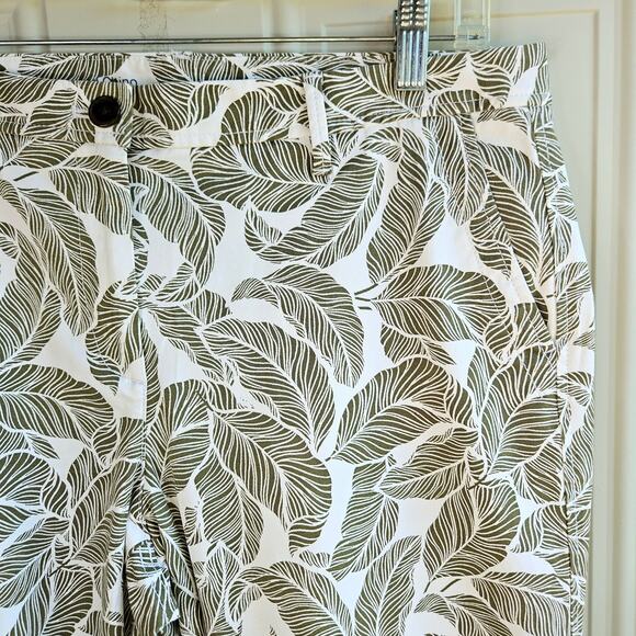 Talbots Relaxed Chino Pants Womens Size 10 White Green Leaf Feather Print Spring - Picture 8 of 13
